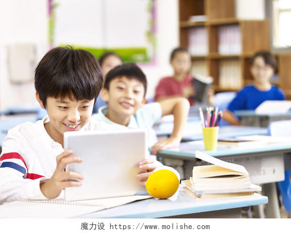 儿童在课堂上使用平板电脑学习